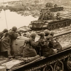 Infanteristen verwenden einen Kampfpanzer T-54/55 als Transportmittel. (Foto: Archiv Truppendienst)