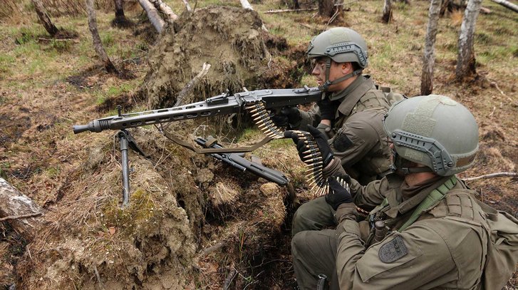 Ein Maschinengewehrtrupp in Stellung beim Scharfschießen. (Foto: Bundesheer/Thomas Lampersberger)