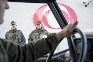 Soldaten des Jägerbataillons Wien 2­ bei der Übung „Netzwerk 17“ vor dem ORF-Zentrum Küniglberg. Der Schutz der kritischen Infrastruktur ist für das Militär in enger Abstimmung mit der Sicherheitsexekutive, den Betreibern und anderen Organisationen eine große Herausforderung, um den reibungslosen Ablauf und die Funktionstüchtigkeit sicherzustellen. (Foto: JgB Wien 2)