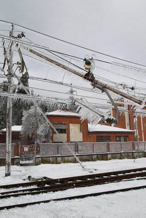 Gerissene oder in Eis gehüllte Fahrleitungen machten den Eisenbahnverkehr unmöglich. (Foto: Toic)