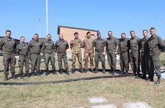 Gruppenfoto der österreichischen Abordnung mit Kommandant Obstlt Alexander Dolzer, sowie dem Kommandanten des Truppenübungsplatzes Obstlt Manfredi Cellamare. (Foto: Bundesheer/Günter Sisa)