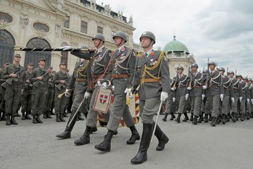 Die Garde marschiert vor dem Schloss Belvedere in Wien. (Foto: Bundesheer/Christian)