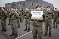 Angelobung von Rekruten des Jägerbataillons 19 in der Kaserne Güssing ohne Eltern, Verwandte, Ehrengäste oder Militärmusik, jedoch mit vergrößerten Abständen. (Foto: Bundesheer/Schabhüttl)