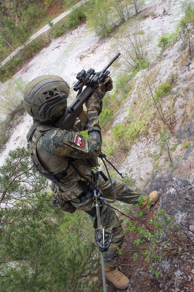 Der Feuerkampf muss jederzeit, unabhängig der Geländegegebenheiten, aufgenommen werden können. (Foto: Bundesheer/Reinhold Lackner)
