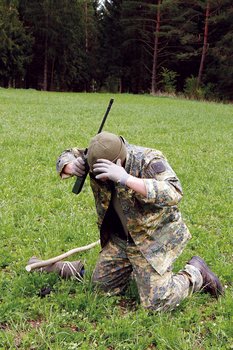 Die Haltung eines Soldaten bei der Aufnahme durch eigene Rettungskräfte. (Foto: Bundesheer)