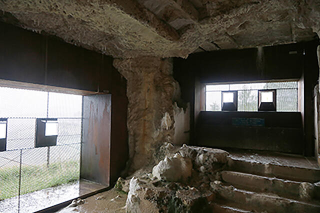 Die Nahkampfanlage des Werkes mit angedeuteten Schießscharten. (Foto: RedTD/Gerold Keusch)
