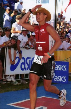 Zieleinlauf beim Ironman nach 3,8 km Schwimmen, 180 km Radfahren und 42 km Laufen. (Foto: Archiv Keller) 