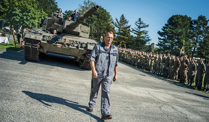 Der Kampfpanzer verlässt den Antreteplatz zur Verladung nach Deutschland. (Foto: Bundesheer/Rainer Zisser)