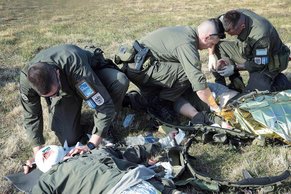 Soldaten üben für den bevorstehenden Auslandseinsatz die Selbst- und Kameradenhilfe. (Foto: Bundesheer/Daniel Trippolt)