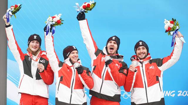 Korporal Madeleine Egle, Zugsführer Wolfgang Kindl und die beiden Zugsführer Lorenz Koller und Thomas Steu holten die Silbermedaille beim Team-Bewerb im Rodeln. (Foto: GEPA/Harald Steiner)