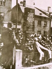 Der Bombentrichter, an dem Platz, wo sich der Kilianbrunnen befand, wurde zur Grabstätte der letzten sowjetischen Soldaten, die am 8. Mai 1945 östlich von Amstetten fielen. (Foto: Archiv Kiermaier)