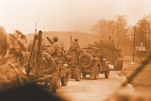 Schützenpanzer „Saurer“, dahinter Jeep mit angehängter 10,6-cm-rückstoßfreier Panzerabwehrkanone (rPAK) am Marsch. (Foto: Bundesheer/HBF)