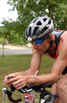 Ein trainierter Triathlet hat nur selten Probleme mit dem "Sitzfleisch" oder der Rückenmuskulatur. Beschwerden treten aufgrund der aerodynamischen Position eher im Nackenbereich auf. (Foto: Werner Planer)