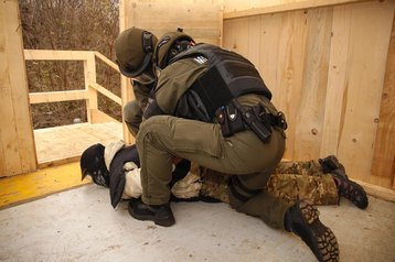 Die Soldaten der Militärstreife/Militärpolizei nehmen eine verdächtige Person fest. (Foto: Philipp Winkler)