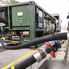Abschlauchen von einem Eisenbahnkesselwaggon. (Foto: Heereslogistikschule/Thomas Perthold)