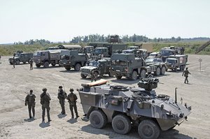 Kurzer Halt der Marschkolonne bei einem Service Support Center auf dem Weg in den Einsatzraum. (Foto: ÖBH/Philipp Winkler)