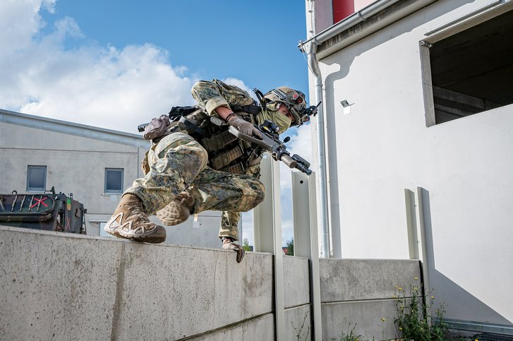 Die österreichischen Fallschirmjäger im Angriff: Ein Schütze springt über eine Mauer. (Foto: Bundesheer/Thomas Oberdorfer)