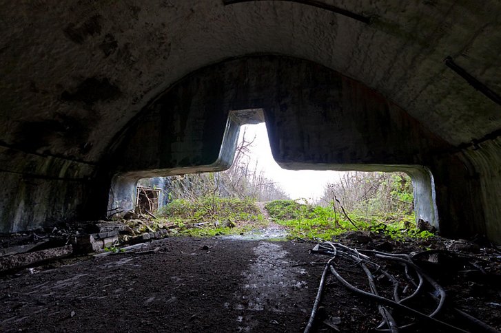 Eingangsbereich einer Kaverne. (Foto: Ballota, CC BY-SA 4.0)