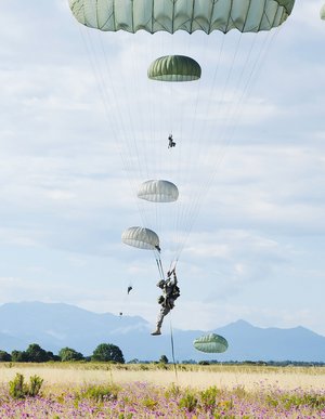 US-Fallschirmjäger bei einer Übung. (Foto: U.S. Army/Erica J. Knight; gemeinfrei)