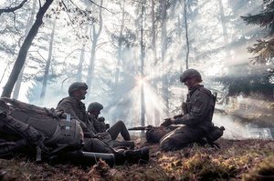 Soldaten während einer Übungspause in einem Waldstück auf dem TÜPl. (Foto: Bundesheer/Daniel Trippolt)