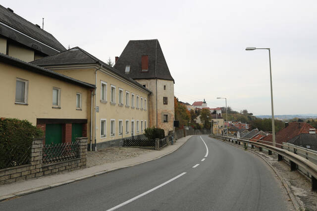 Der Ledererturm an der ehemaligen Bundesstraße 1 ist der fünfte erhaltene Turm der mittelalterlichen Ringmauer. (Foto: RedTD/Gerold Keusch)