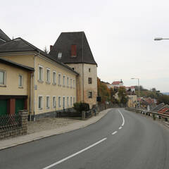 Der Ledererturm an der ehemaligen Bundesstraße 1 ist der fünfte erhaltene Turm der mittelalterlichen Ringmauer. (Foto: RedTD/Gerold Keusch)
