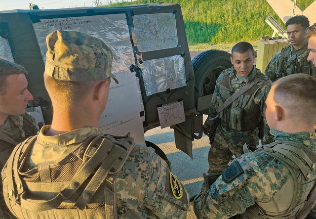 Die Teilnehmer müssen ihre Kommunikationsfähigkeit unter Beweis stellen. Dazu sprechen sie Untergebene bei der Befehlsausgabe direkt an. (Foto: Bundesheer/Pierre Kugelweis)