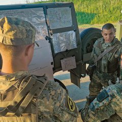 Die Teilnehmer müssen ihre Kommunikationsfähigkeit unter Beweis stellen. Dazu sprechen sie Untergebene bei der Befehlsausgabe direkt an. (Foto: Bundesheer/Pierre Kugelweis)