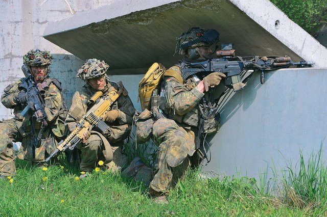Panzergrenadiere der Deutschen Bundeswehr unterstützten den Übungsangriff der Schweizer Infanterie. (Foto: Bundeswehr/Carl Schulze)