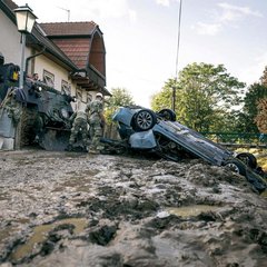 Das Bergen von Abflusshindernissen wie dieses Auto, zählte zu den vorrangigen Aufgaben der Pioniere. Dafür setzten sie auch Pionierpanzer ein. Damit verhinderten sie weitere Verklausungen und somit zusätzliche Überschwemmungen und Schäden an der Infrastruktur. (Foto: Bundesheer/Christoph Hörzinger)