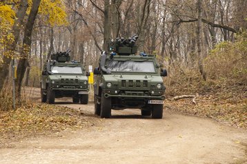 Soldaten der Militärstreife/Militärpolizei rücken mit ihren "Husaren" an. (Foto: Philipp Winkler)