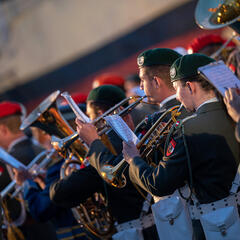 240 Soldatinnen und Soldaten musizierten auf der Mörbischer Seebühne für den guten Zweck. (Foto: BMLV/Laura Heinschink)