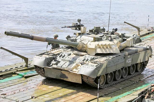 Ein T-80-Kampfpanzer beim Übersetzen auf einer Pontonfähre der russischen Streitkräfte bei einer Übung im Jahr 2016. (Vitaly V. Kuzmin; CC BY-SA 4.0)