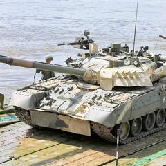 Ein T-80-Kampfpanzer beim Übersetzen auf einer Pontonfähre der russischen Streitkräfte bei einer Übung im Jahr 2016. (Vitaly V. Kuzmin; CC BY-SA 4.0)