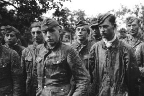 Dieses Foto von Soldaten der Waffen-SS (12. SS-Panzer-Division Hitlerjugend), nach ihrer Gefangennahme durch die U.S. Army in Deutschland, zeigt wie jung diese teilweise waren. (Foto: National Archives USA/gemeinfrei) 