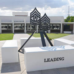 Die Skulptur im Inneren des Hofes von der Sergeants Major Academy. (Foto: U.S. Army/gemeinfrei)