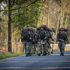 Teilnehmer der Kaderanwärterausbildung 2 während eines Marsches mit Orientierungsaufgaben. (Foto: Martin Schwarz)