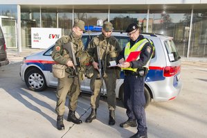 Gemeinsame Ausbildung: ein Polizist weist zwei Soldaten ein. (Foto: Christian Leneis)