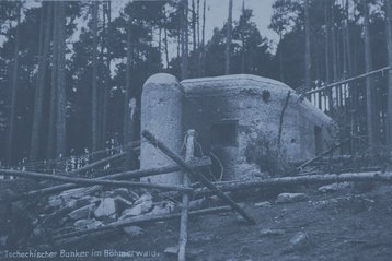 Ein leichter Bunker des Tschechoslowakischen Walls in einem Wald nach der Annexion des Sudetenlandes. (Foto: Militärmuseum Prag)