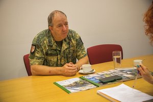 Sicherheitsfachkraft Oberst Siegfried Ischlstöger im Gespräch mit dem TRUPPENDIENST. (Foto: RedTD/Klara Oppenheim)