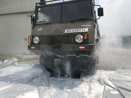 Unterbodendekontamination an einem „Pinzgauer“. (Foto: ÖBH/Papst)