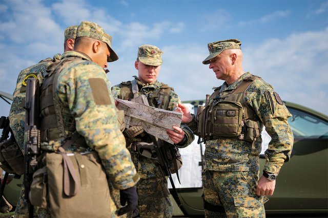 Ausbildungsleiter Oberst Oliver Pilles (re.) legt Wert auf ein erwachsenengerechtes, forderndes und förderndes Ausbildungsklima. Hier bespricht er mit Fähnrichen den nächsten Beurteilungsschritt. (Foto: Bundesheer/Paul Kulec)