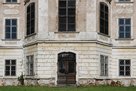 Fassade vom Schloss mit Kriegsschäden. (Foto: RedTD/Gerold Keusch) 