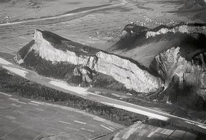 Das Foto aus 1925 zeigt die dominante Lage des Felsens Ellhorn und den Verlauf des Rheins. Der Felsen lag damals noch in Liechtenstein. (Foto: Walter Mittelholzer/gemeinfrei)