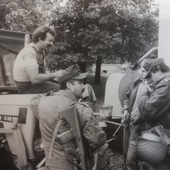 Soldaten des Bundesheeres im Gespräch mit einem Einheimischen. (Foto: Bundesheer/Archiv Truppendienst)