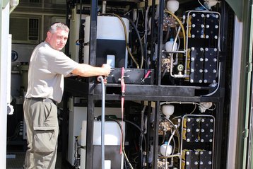 OStWm Stefan Geppner bei der Arbeit als Techniker im Wasseraufbereitungscontainer. (Foto: Bundesheer/Günter Sisa)