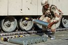 Ein Panzersoldat vor einem Kampfpanzer M1 "Abrams". (Foto: U.S. Army/Brian Cumper; gemeinfrei)