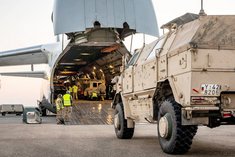 Soldaten verladen Material in ein Transportflugzeug vom Typ Antonow AN-124. (Foto: Bundeswehr/ Andre Klimke)