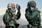 Zwei US-Soldaten trinken Wasser während eines Trainings mit ABC-Ausrüstung. (Foto: Collection of Imperial War Museums; gemeinfrei)