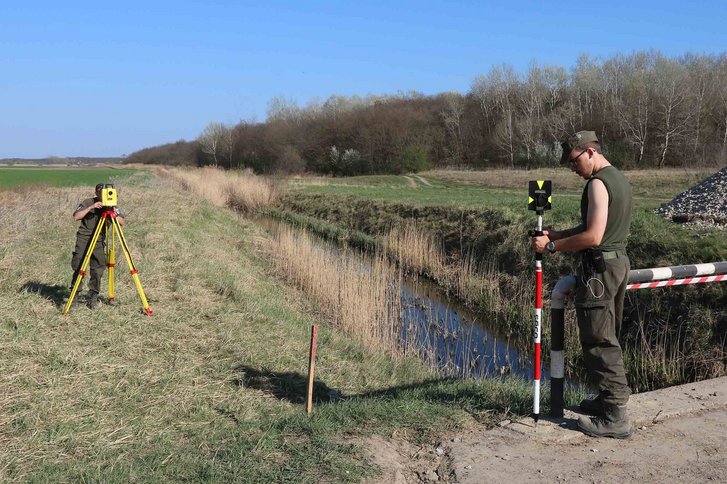 Der Vermessungtrupp bei der praktischen Arbeit im Feld. (Foto: Keusch)